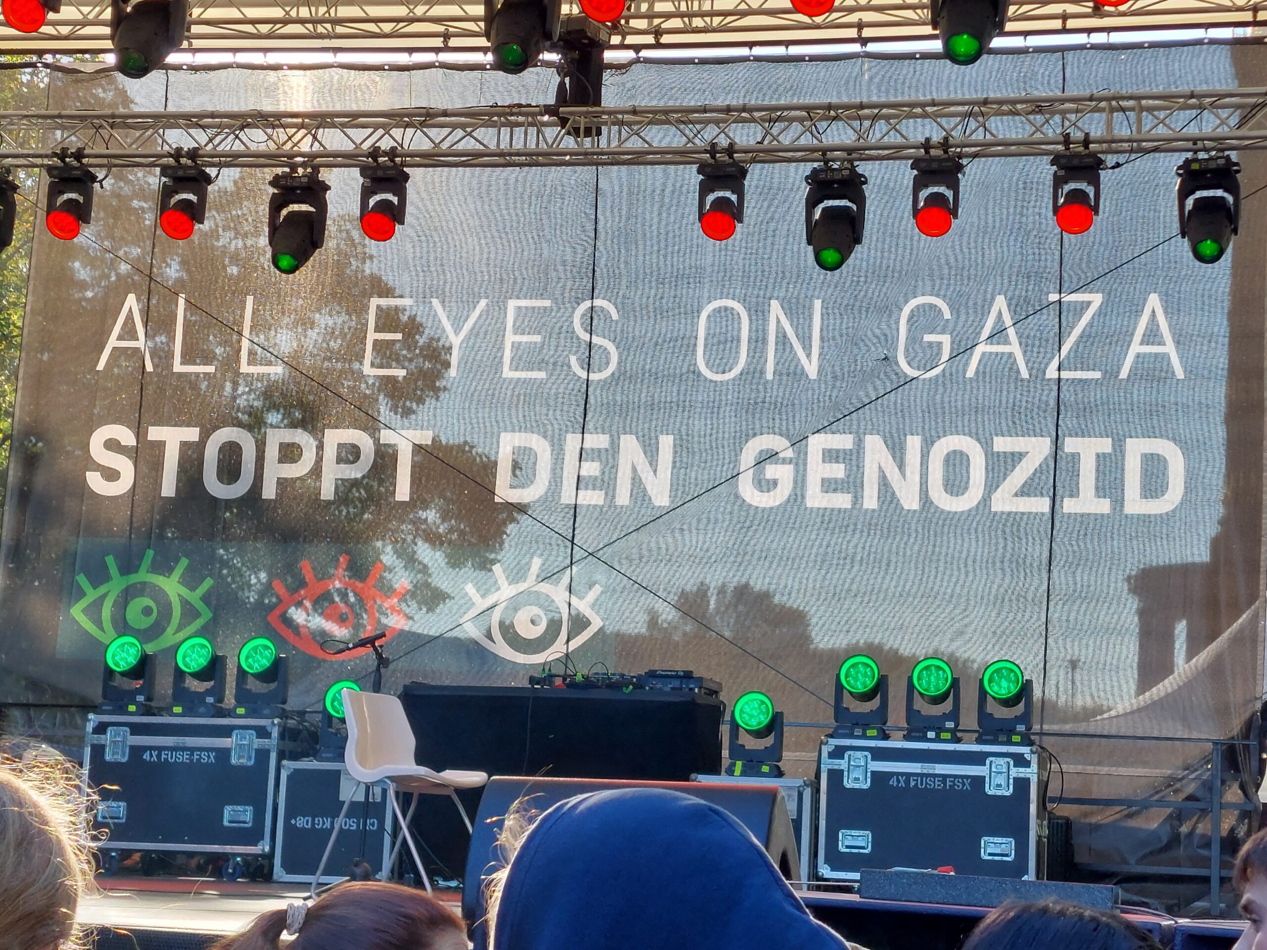 Wir sehen das Bühnentranspa der Kundgebung "All Eyes On Gaza" in Berlin, auf dem steht: "All Eyes On Gaza. Stoppt den Genozid".