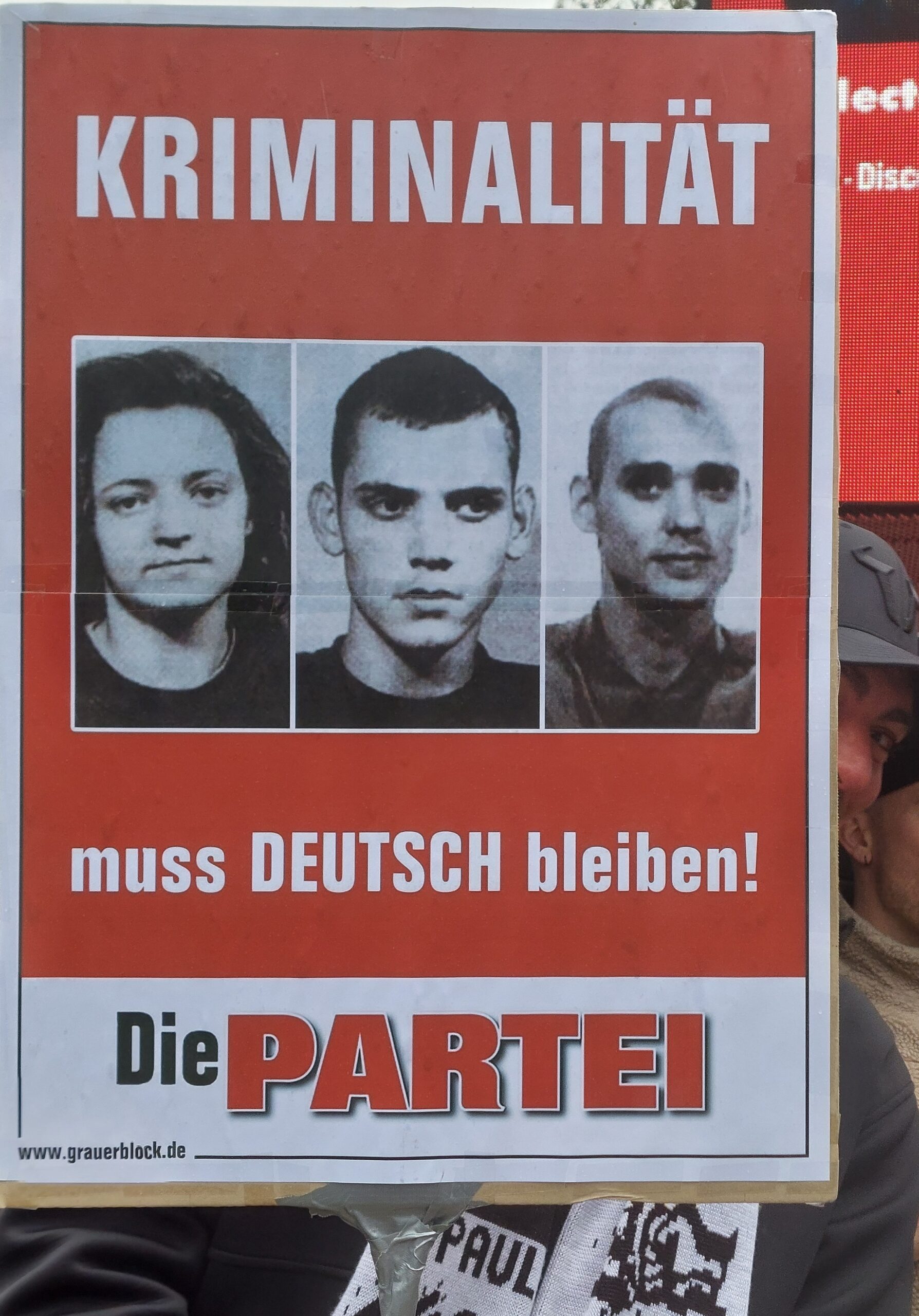 Das Plakat ist von der Partei "Die Partei" und fordert mit den Konterfeis von Beate Zschäpe, Uwe Böhnhardt und Uwe Mundlos "Kriminalität muss Deutsch bleiben!"