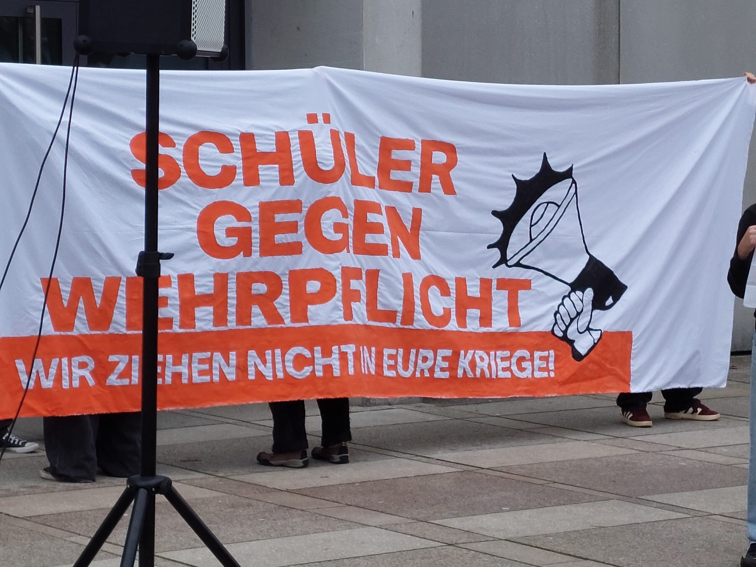 Das Bild zeigt ein Banner, auf dem zu lesen steht: "Schüler gegen Wehrpflicht. Wir ziehen nicht in Eure Kriege".