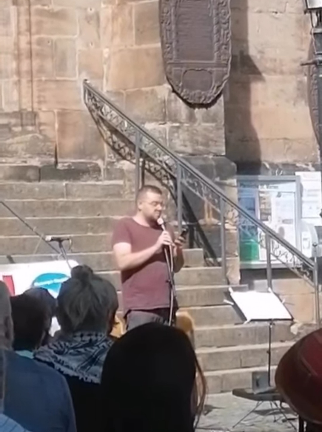 Wir sehen Aladin Atala, wie er seine Rede auf dem diesjährigen Friedensforum vor der Martin Luther Kirche hält.