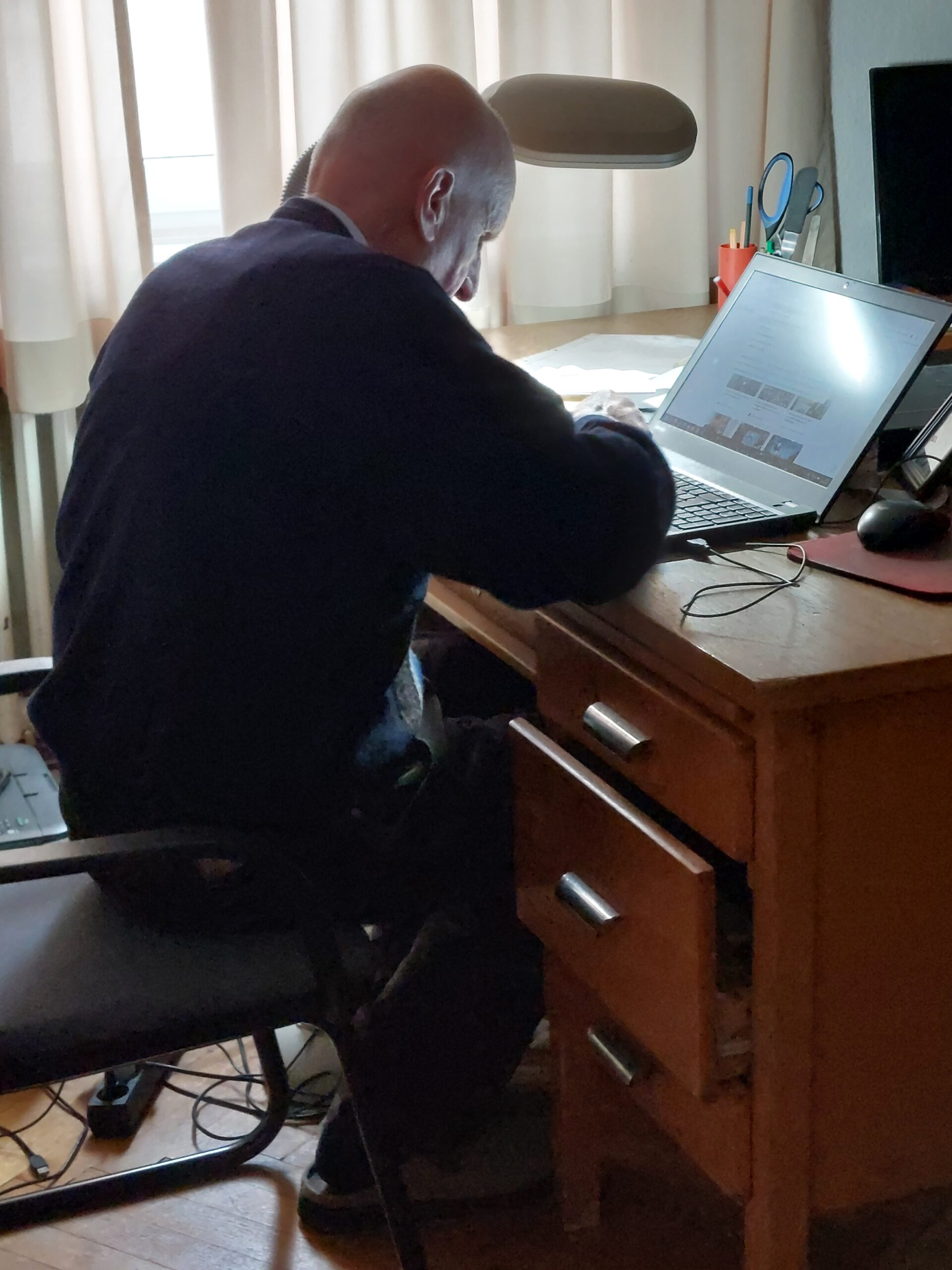 Wir sehen Georg Fülberth am Schreibtisch bei der Arbeit.