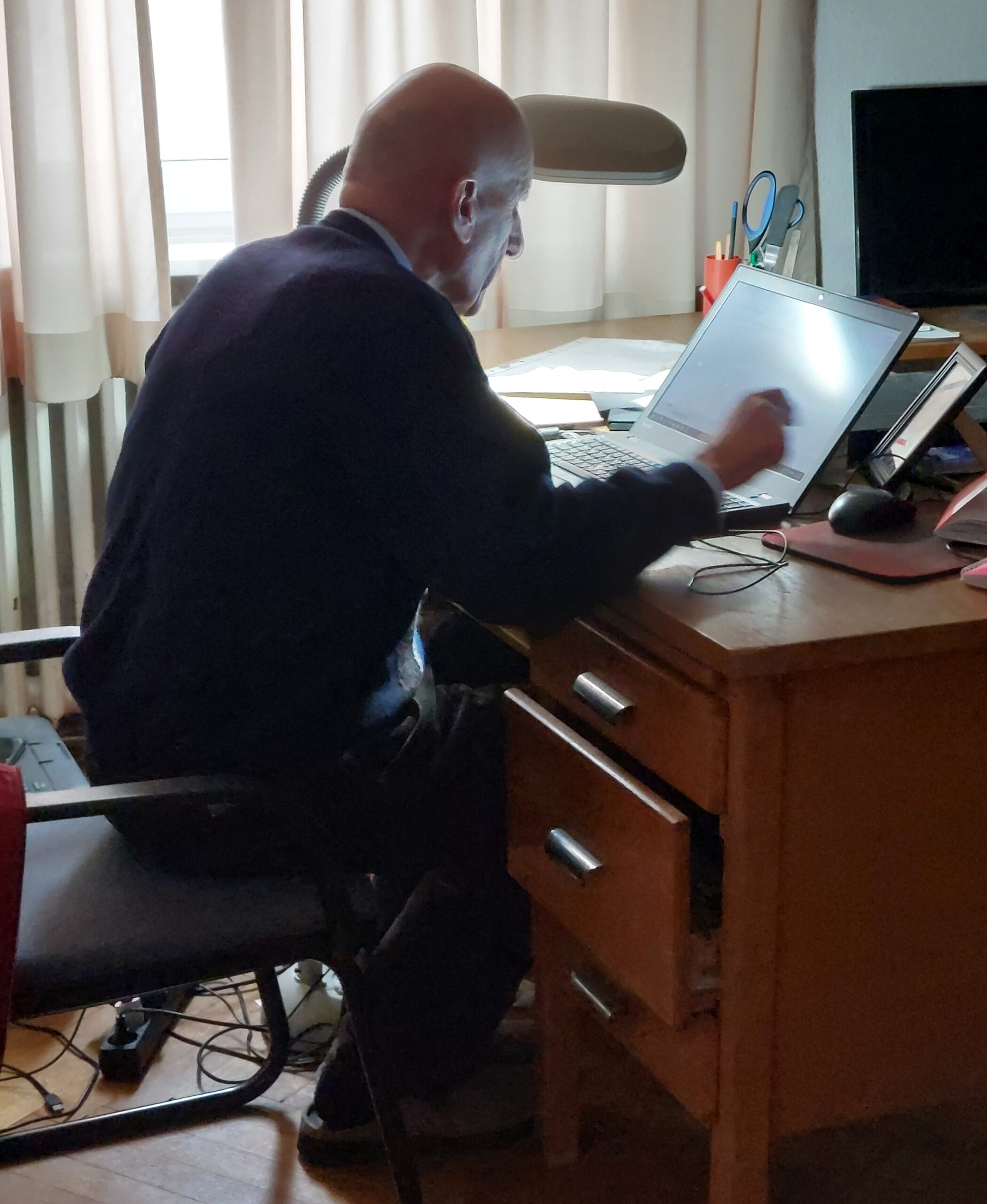 Wir sehen Georg Fülberth am Computer bei der Arbeit.